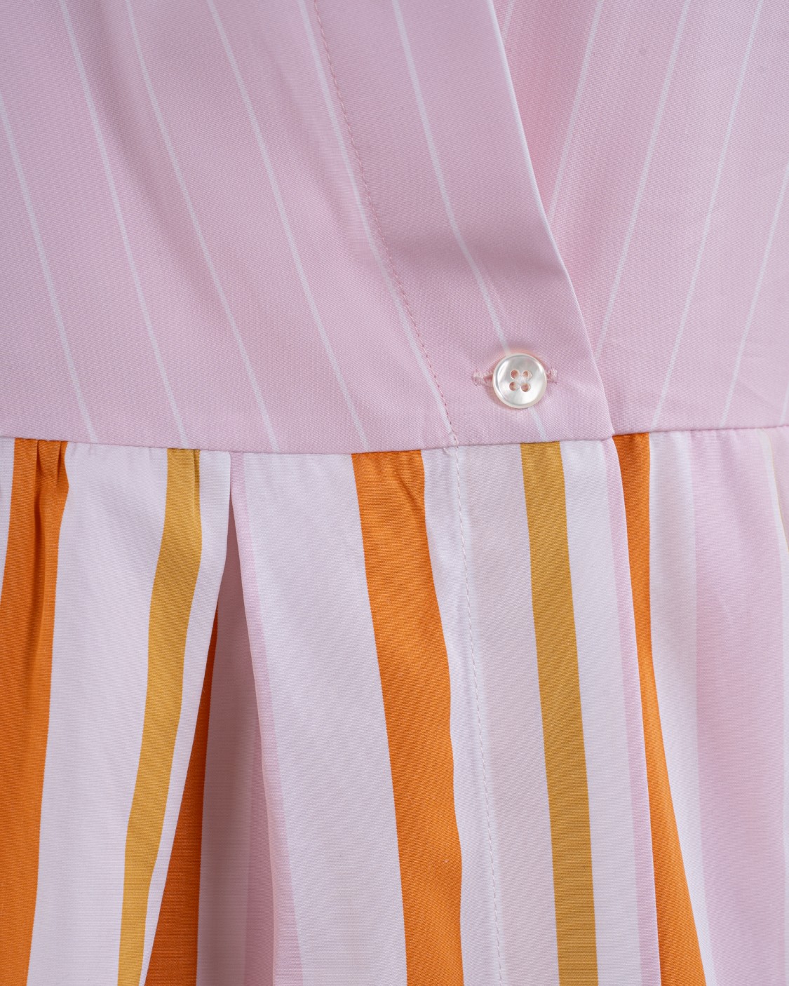 shop SARA ROKA  Abito: Sara Roka abito "Elenat".
Colletto a camicia. Abbottonatura diagonale.
Due tasche a fessura sui lati.
Le maniche hanno un polsino con un solo bottone.
Abbottonatura frontale in diagonale.
Composizione: 100% Cotone.
Made in Italy. ELENAT96 S1Q11396-A number 3800301